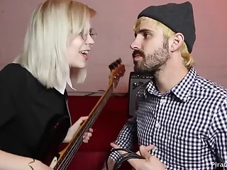 Gorgeous cutie pops up in mind-blowing porn clip